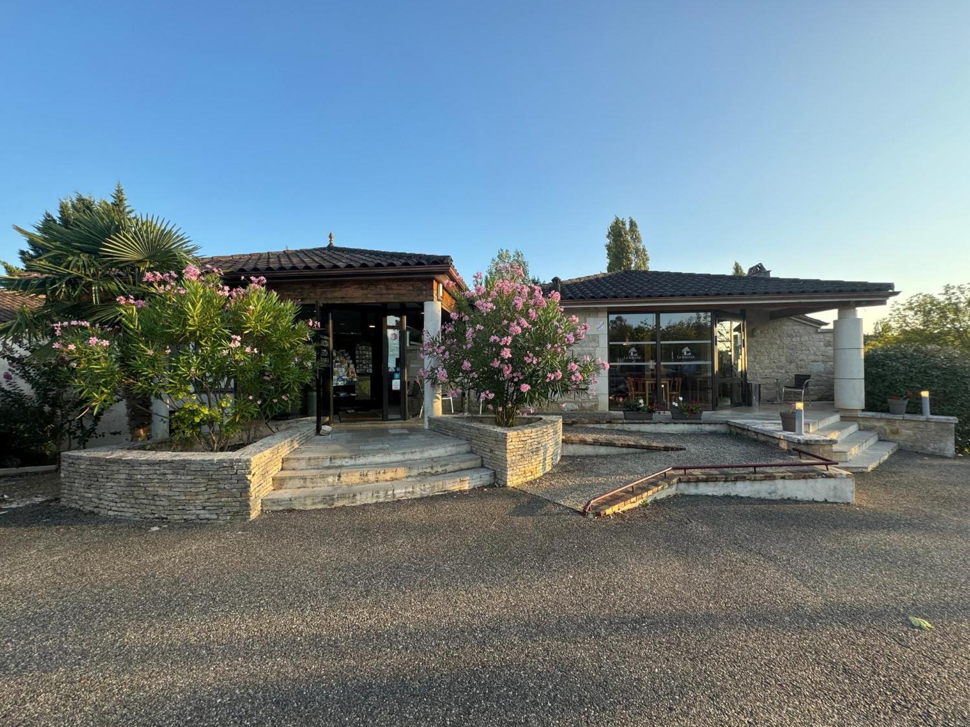Logis Hotel La Bergerie Hotel 3 Etoiles Restaurant Savoureux Saint-Pierre-Lafeuille エクステリア 写真